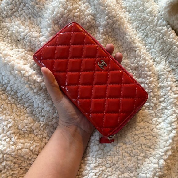 Like New CHANEL Red Patent Leather Zip Quilted Wallet w/Chanel Card - Picture 5 of 11